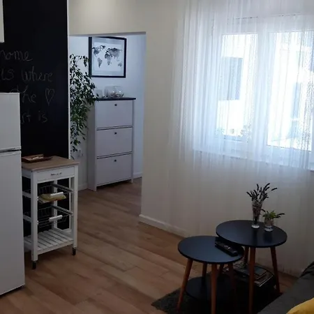 Lili In Pet Friendly, Free Parking Apartment